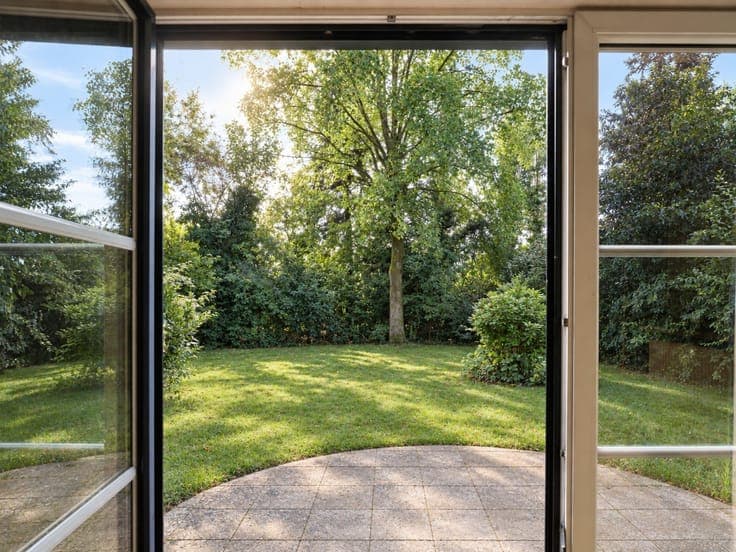 Vrijstaande villa (BJ 2001) met onder meer 6 slaapkamers,...