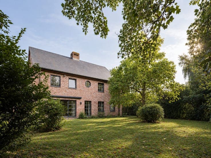 Vrijstaande villa (BJ 2001) met onder meer 6 slaapkamers,...