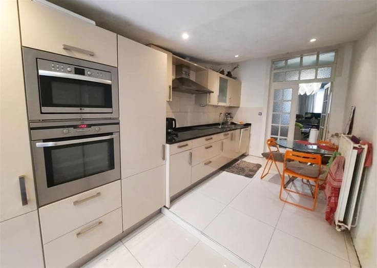 Single-family house of ±230 m² with garden – Just steps from