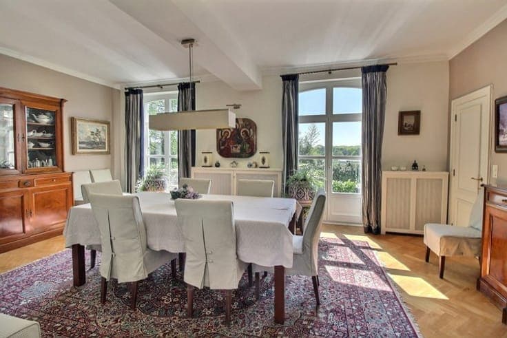 At the border of Uccle, spacious villa with character.