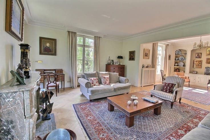 At the border of Uccle, spacious villa with character.