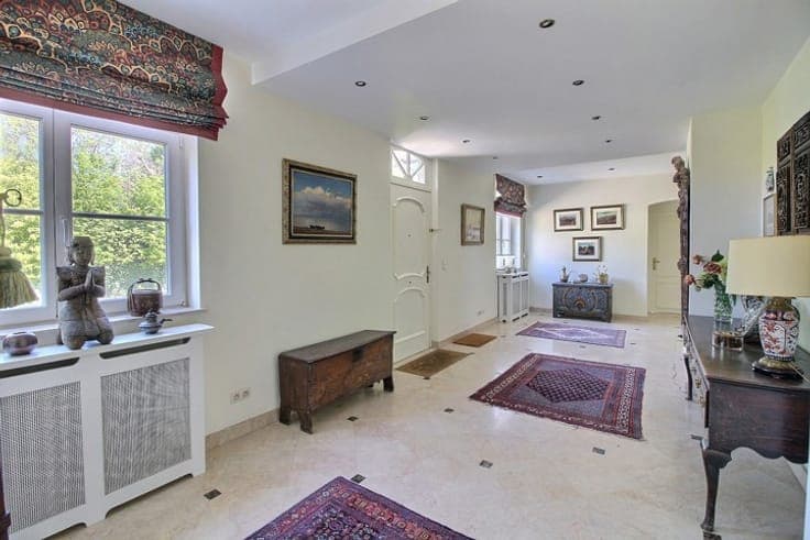 At the border of Uccle, spacious villa with character.