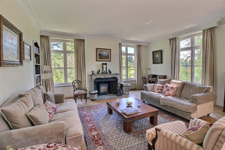 At the border of Uccle, spacious villa with character.