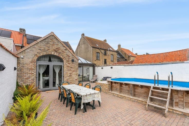 For sale: house with large garden in Westende