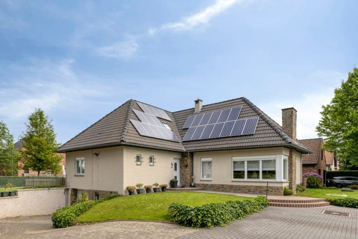 Move-in ready villa with 6 bedrooms located in Maleizen