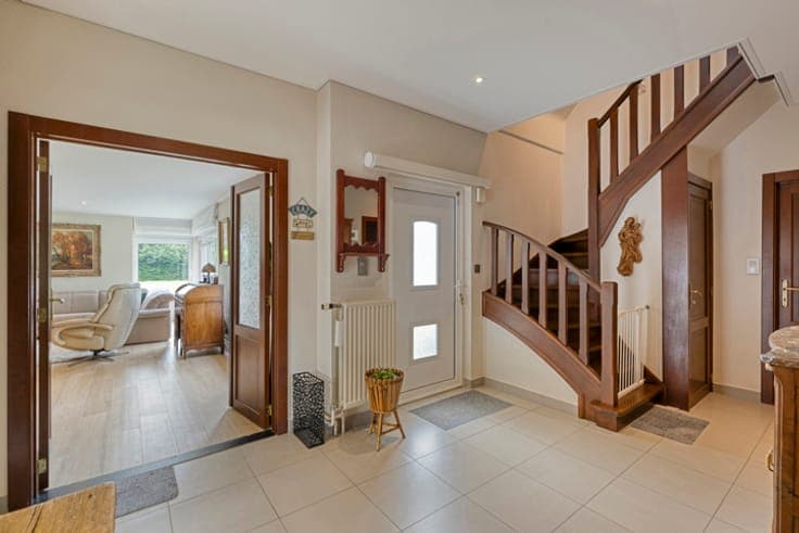 Move-in ready villa with 6 bedrooms located in Maleizen