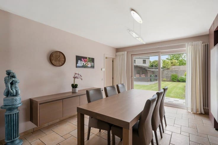 Well-maintained house with 4 bedrooms, garage with driveway