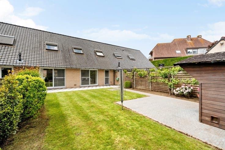 Well-maintained house with 4 bedrooms, garage with driveway