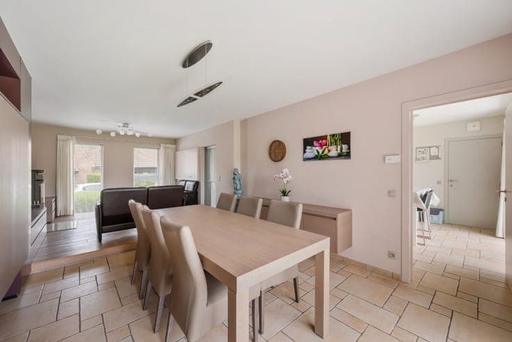 Well-maintained house with 4 bedrooms, garage with driveway
