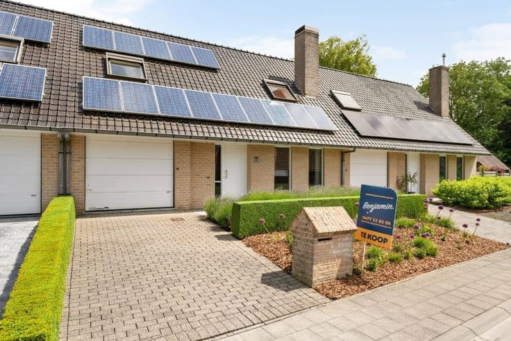 Well-maintained house with 4 bedrooms, garage with driveway
