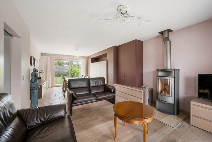 Well-maintained house with 4 bedrooms, garage with driveway