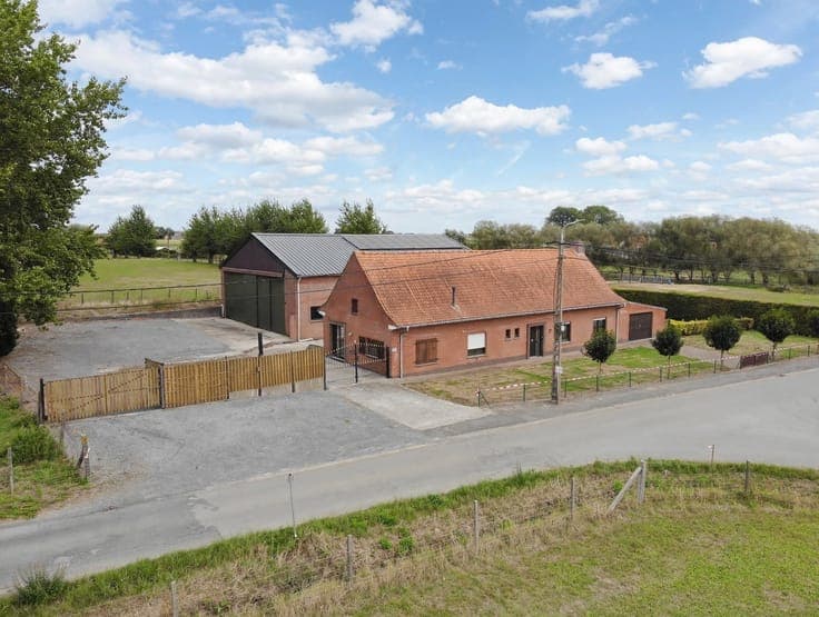 Alleenstaande woning met loods