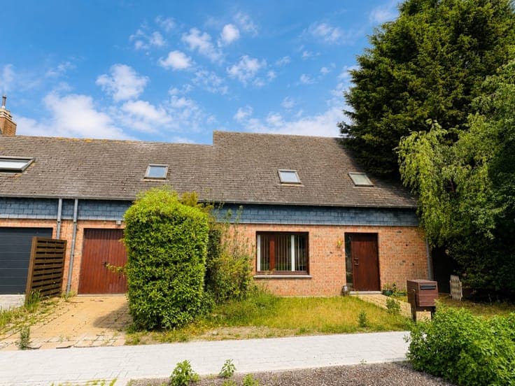 Op te knappen woning gelegen naast natuurgebied.