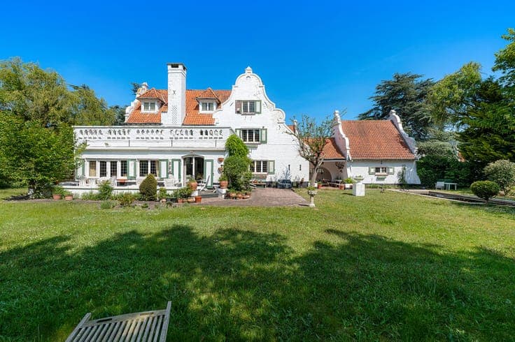 Villa to renovate exceptionally located on a large plot in t