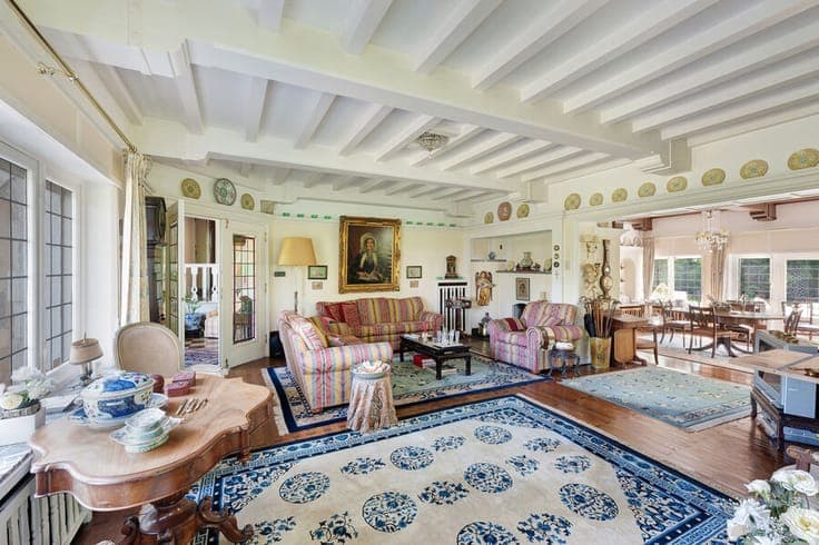Villa to renovate exceptionally located on a large plot in t