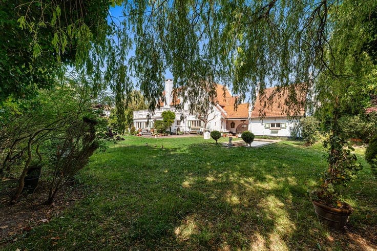 Villa to renovate exceptionally located on a large plot in t