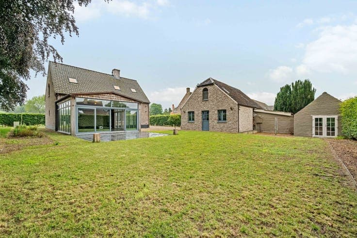 Attractive detached house with outbuilding (including garag