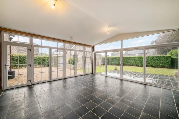 Attractive detached house with outbuilding (including garag