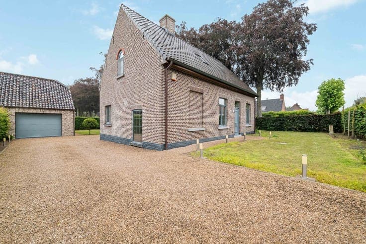 Attractive detached house with outbuilding (including garag