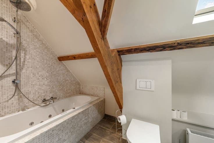 Attractive detached house with outbuilding (including garag