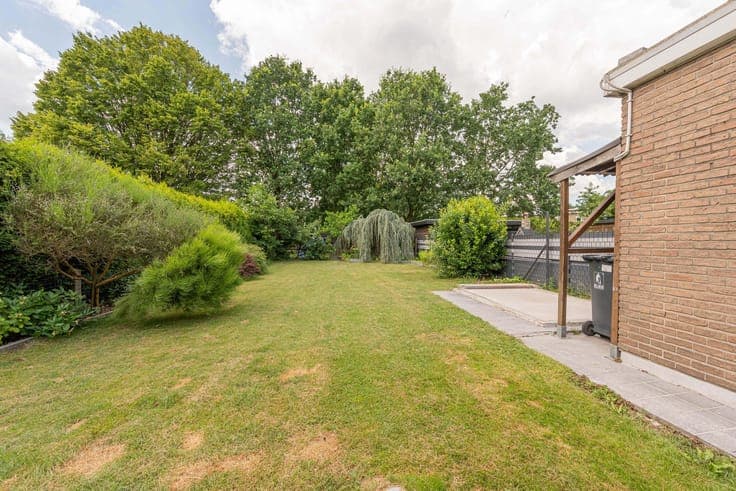 Trendy family home with a spacious, lush garden!