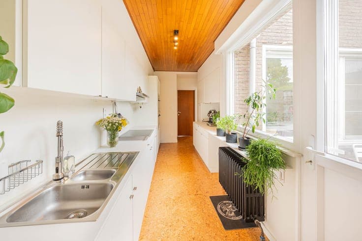Trendy family home with a spacious, lush garden!