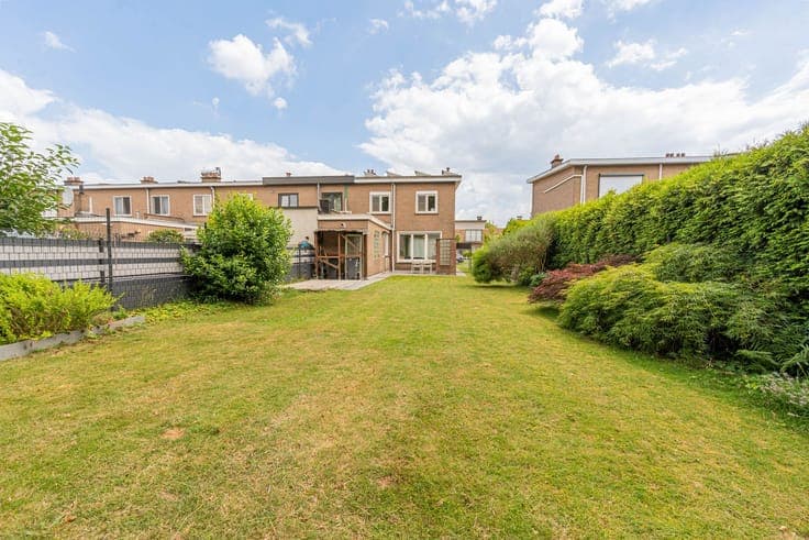 Trendy family home with a spacious, lush garden!