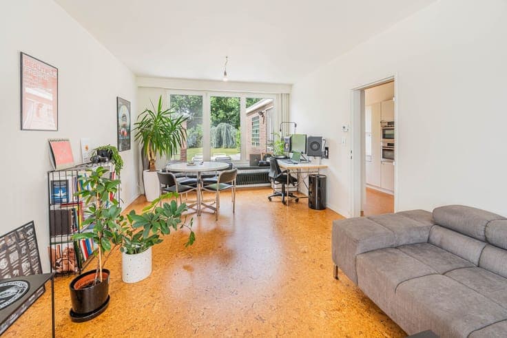 Trendy family home with a spacious, lush garden!