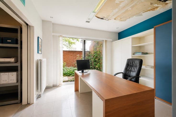 Commercial property to renovate with in the centre of Deinze
