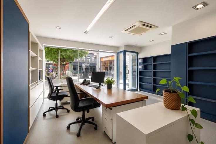 Commercial property to renovate with in the centre of Deinze
