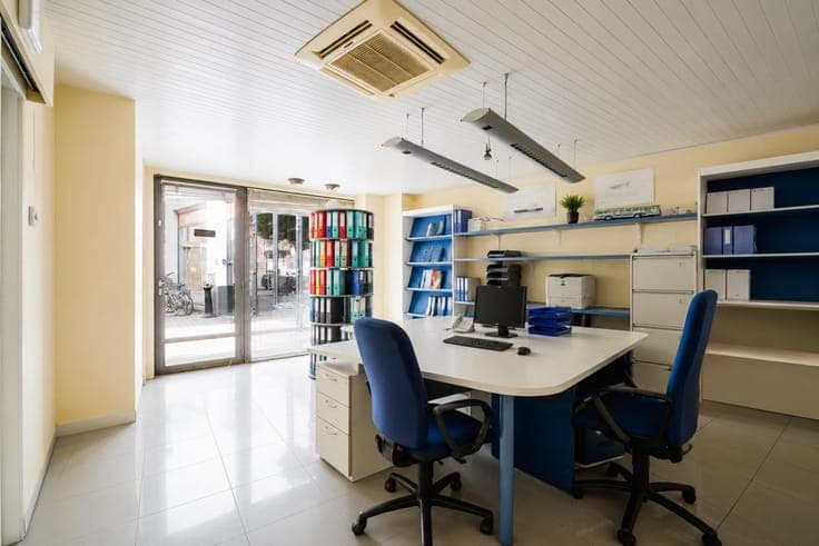Commercial property to renovate with in the centre of Deinze