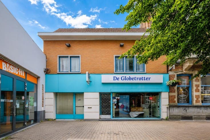 Commercial property to renovate with in the centre of Deinze