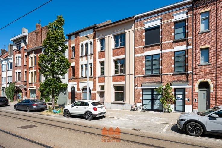 Karaktervolle Art-Decowoning met stadstuin in het gegeerd...