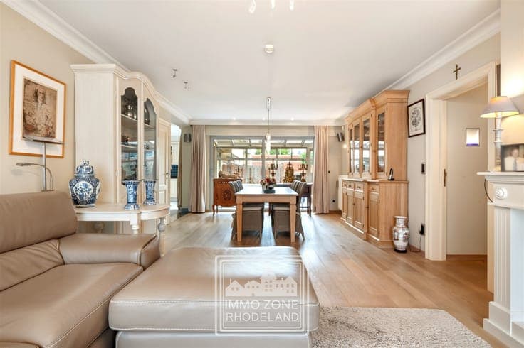 Beautiful single-story apartment with 2 bedrooms and a small