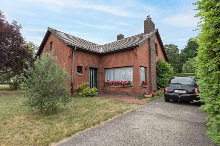 Villa with a large garden and garage