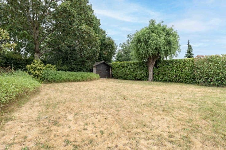 Villa with a large garden and garage