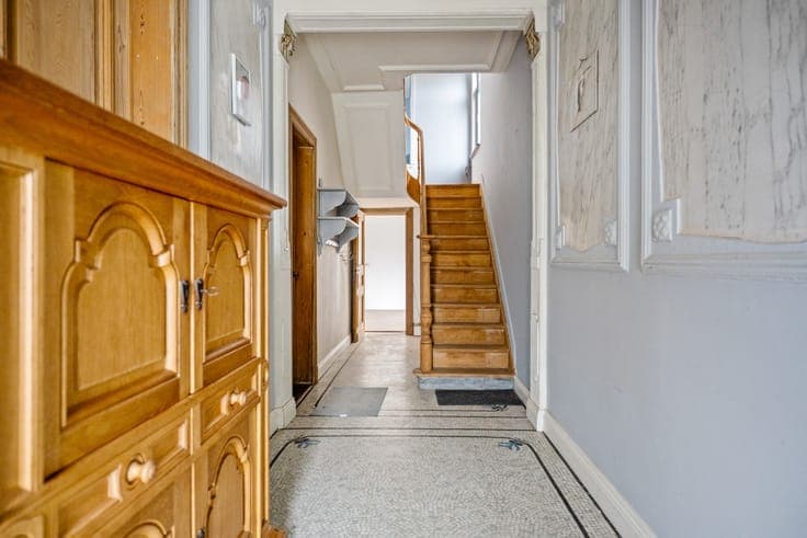 Zonevreemde woning met magazijn te Putte