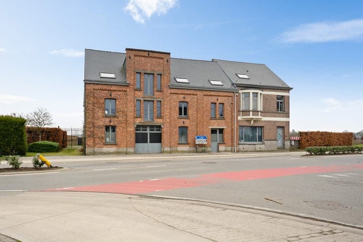 Zonevreemde woning met magazijn te Putte