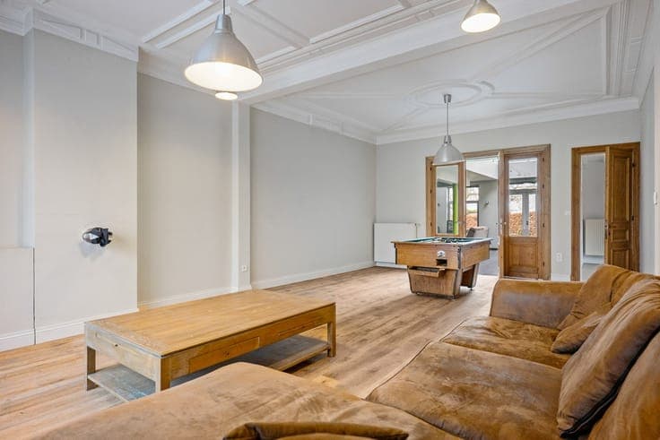 Zonevreemde woning met magazijn te Putte