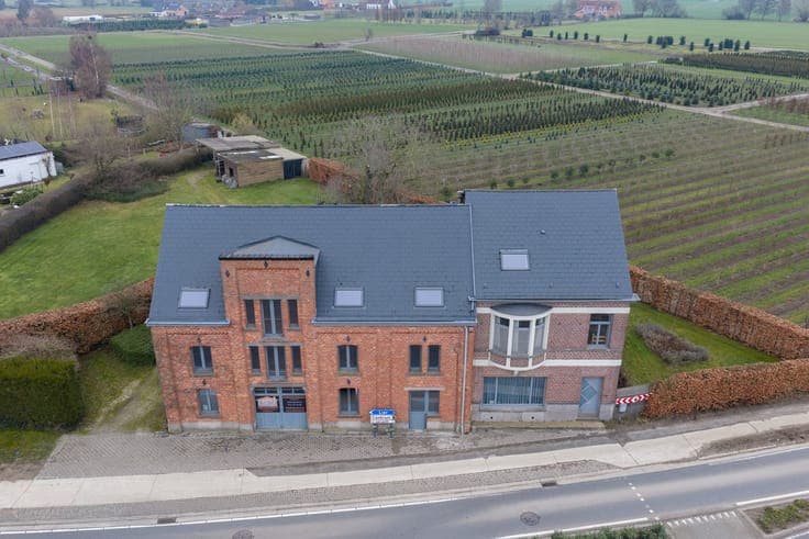 Zonevreemde woning met magazijn te Putte