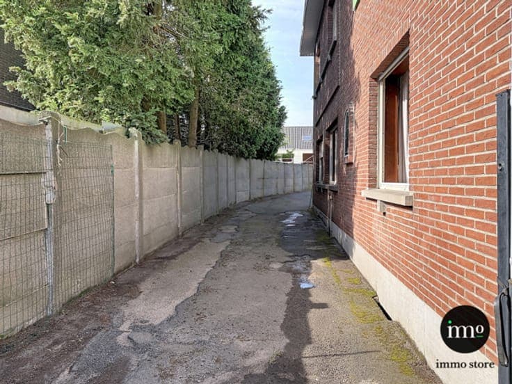 UNIQUE SEMI-DETACHED HOME WITH A 160 M² WAREHOUSE IN THE HEA