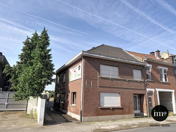 UNIQUE SEMI-DETACHED HOME WITH A 160 M² WAREHOUSE IN THE HEA