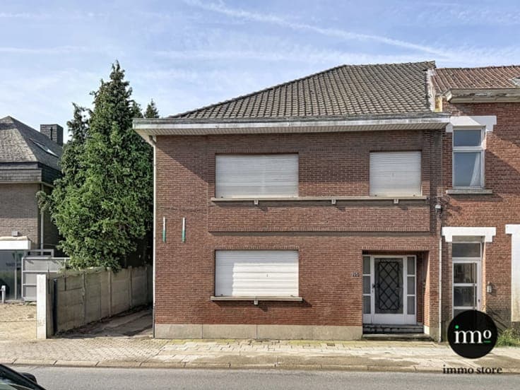 UNIQUE SEMI-DETACHED HOME WITH A 160 M² WAREHOUSE IN THE HEA