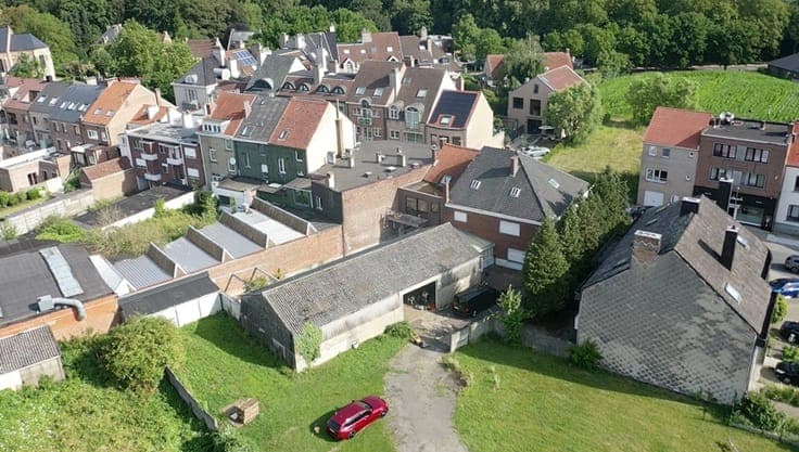 UNIQUE SEMI-DETACHED HOME WITH A 160 M² WAREHOUSE IN THE HEA