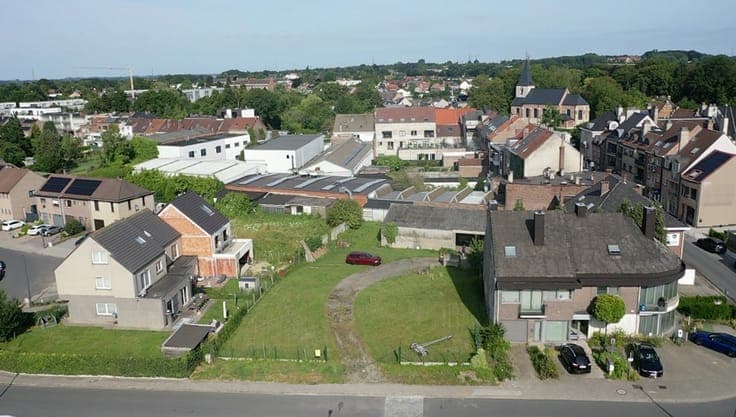UNIQUE SEMI-DETACHED HOME WITH A 160 M² WAREHOUSE IN THE HEA