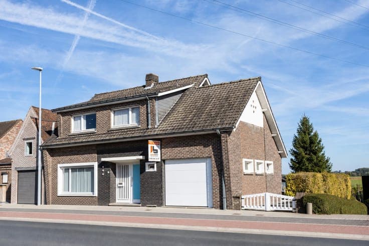 Halfopen bebouwing op (712m2) met garage en tuin te Ruien
