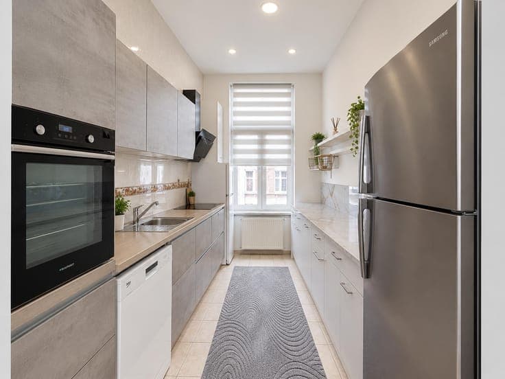 3 BEDROOMS – COMMERCIAL SPACE – GREAT OPPORTUNITY!