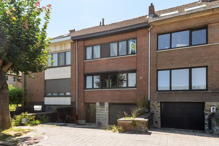 Bel-etagewoning met garage en tuin