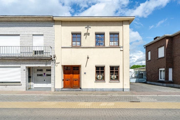 Spacious family home (285m2) with 5 bedrooms in Dendereleeuw