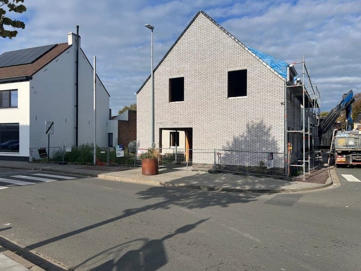 Halfopen nieuwbouwwoning met 3 slpk, garage en tuin
